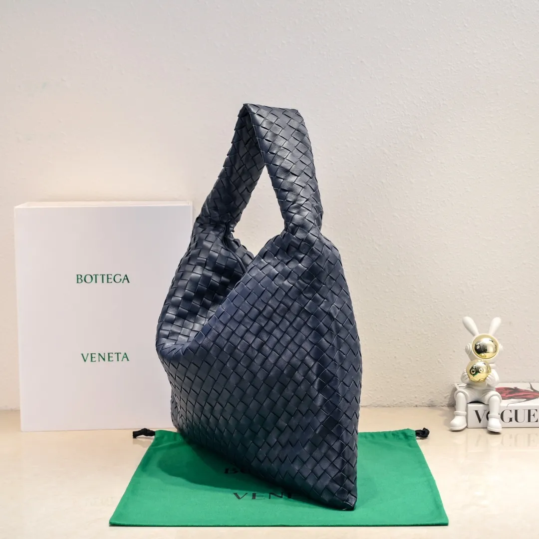 Batch 2160 #Bv New large HOP bag, the bag body and handles are made of a whole piece of woven leather. The bag body is soft and lazy. Hop symbolizes the praise of innovation and eternal craftsmanship [love]. The pyramid silhouette combines practicality and fashion. Modern and casual, the bag mouth is double-sided closed design, more convenient and safe! The cowhide texture also makes the bag more wear-resistant and durable. A must-have for fashionable ladies who like minimalism yet comfortable and casual! Size: 54x24x13, Model: 3970#